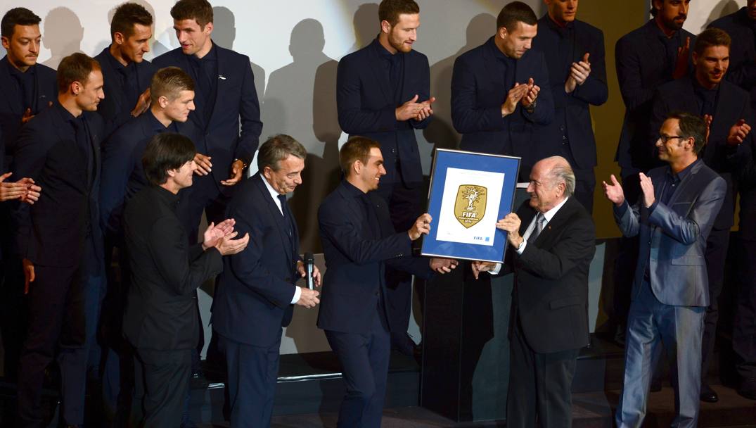 Sepp Blatter, presidente della Fifa, consegna a commissario tecnico Joachim Loew (a sinistra) e Wolfgang Niersbach, presidente della Federcalcio, tedesca una targa celebrativa della vittoria al Mondaile 2014 (Afp)